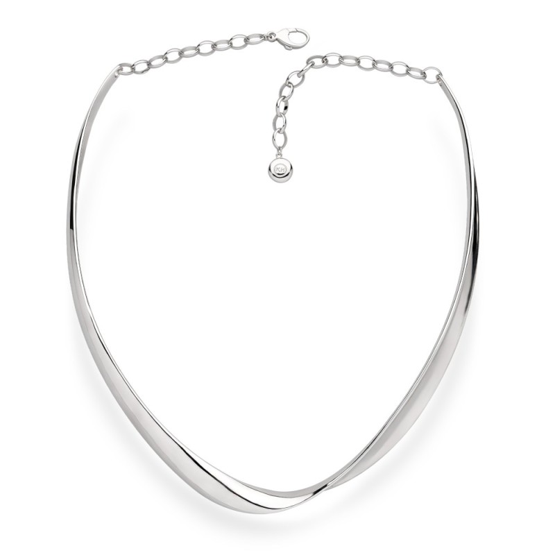 A silver collar necklace featuring a graceful curved design, exuding elegance and sophistication in sterling silver.